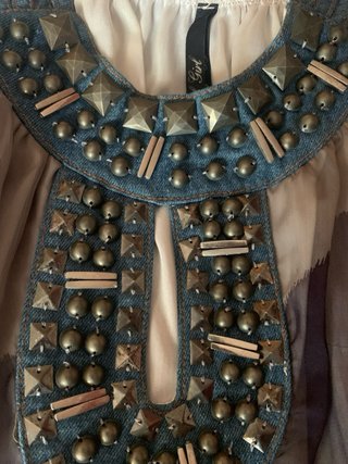 Vestido con detalles vaqueros con abalorios