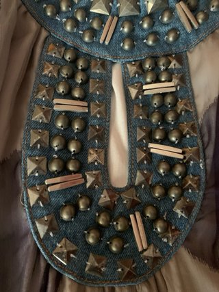 Vestido con detalles vaqueros con abalorios