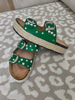 Sandalias verdes con hebillas y adornos