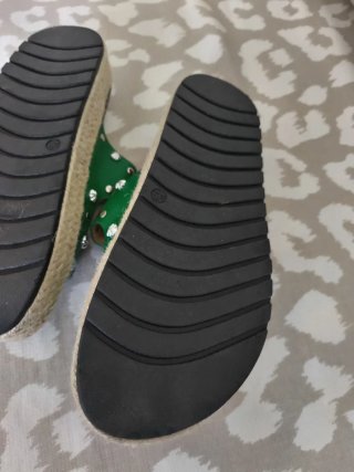 Sandalias verdes con hebillas y adornos
