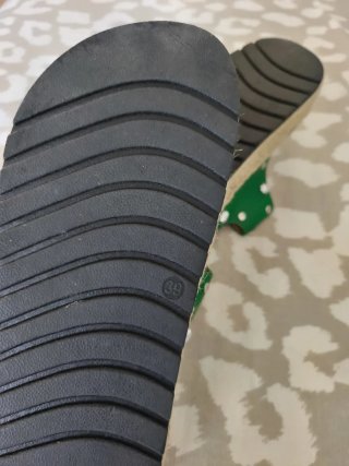 Sandalias verdes con hebillas y adornos