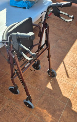 Caminador Mobiclinic con asiento, ruedas y freno.