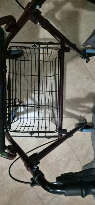 Caminador Mobiclinic con asiento, ruedas y freno.
