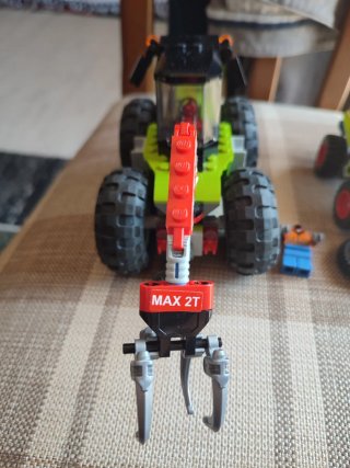 Lego 42102 e 60181 Claas
