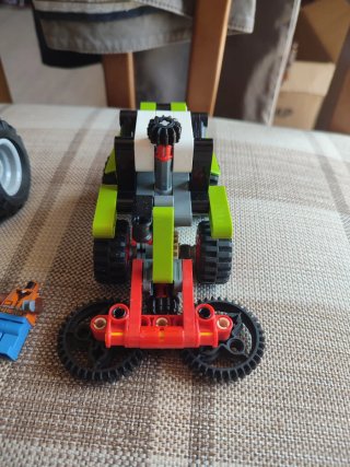 Lego 42102 e 60181 Claas