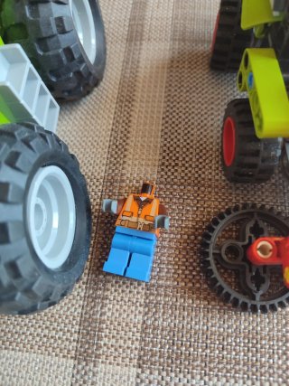 Lego 42102 e 60181 Claas