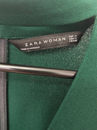Vestido Zara verde con escote pico
