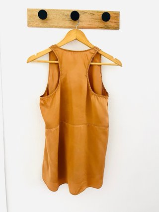 Camiseta de seda marrón y naranja