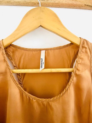 Camiseta de seda marrón y naranja