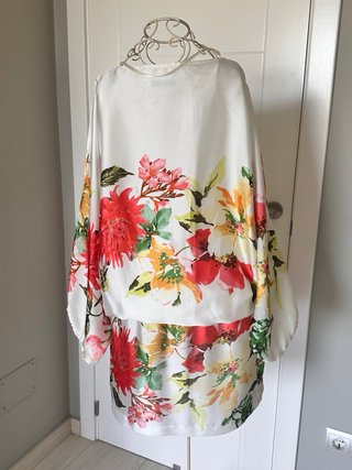Vestido kimono satén estampado floral