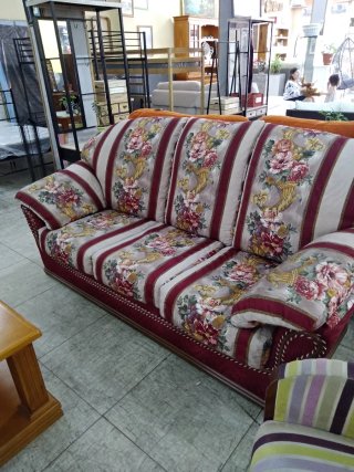 SOFA DE DOS PLAZAS CON ESTAMPADO FLORAL.