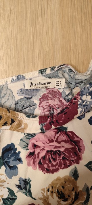 Camiseta Stradivarius floral talla S