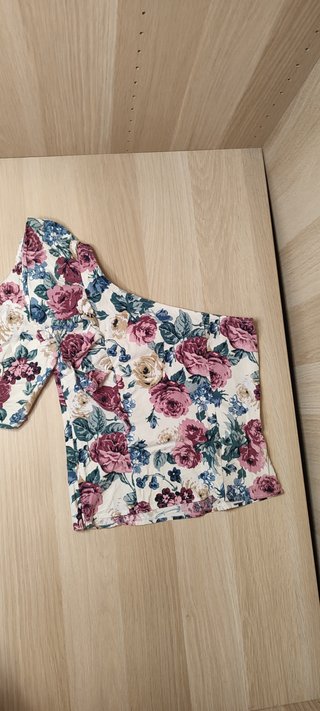Camiseta Stradivarius floral talla S