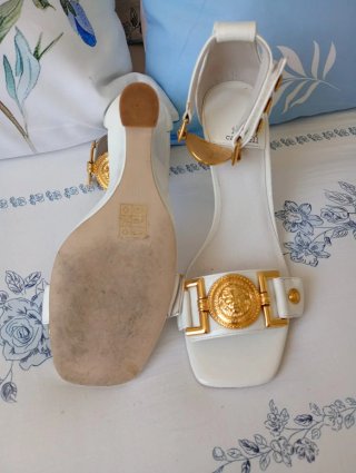 Sandalias Jeffrey Campbell Blancas y Doradas