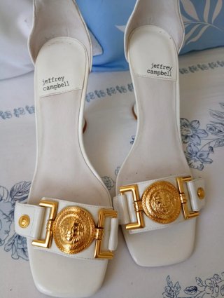 Sandalias Jeffrey Campbell Blancas y Doradas