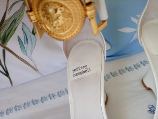 Sandalias Jeffrey Campbell Blancas y Doradas