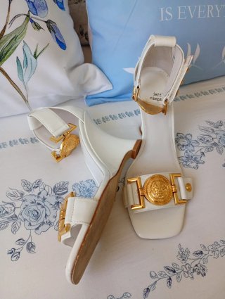Sandalias Jeffrey Campbell Blancas y Doradas