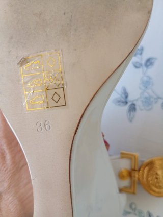 Sandalias Jeffrey Campbell Blancas y Doradas
