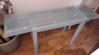 Mesa de cocina de cristal y metal gris
