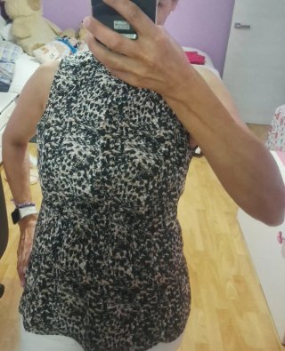 Camisa estampada beige , negra y rosa