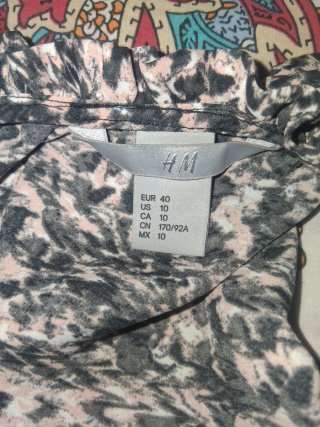 Camisa estampada beige , negra y rosa