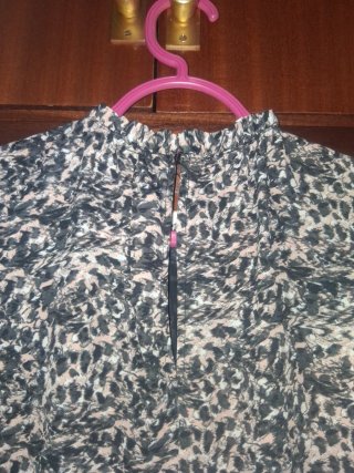 Camisa estampada beige , negra y rosa