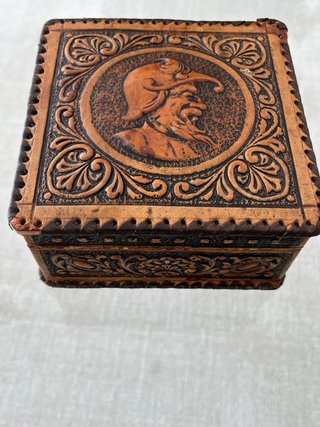 Caja artesanal de cuero y madera