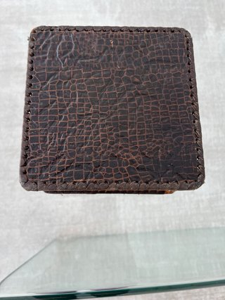 Caja artesanal de cuero y madera