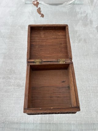 Caja artesanal de cuero y madera