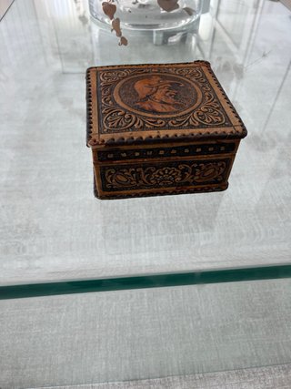 Caja artesanal de cuero y madera