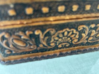 Caja artesanal de cuero y madera