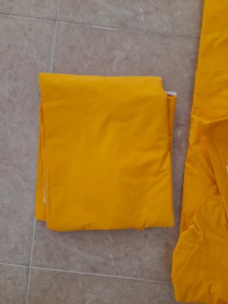 Traje de aguas amarillo talla M