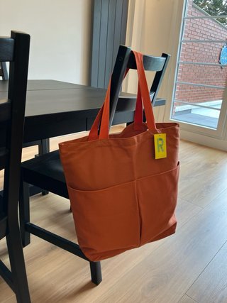 Bolsa de tela grande naranja con etiqueta