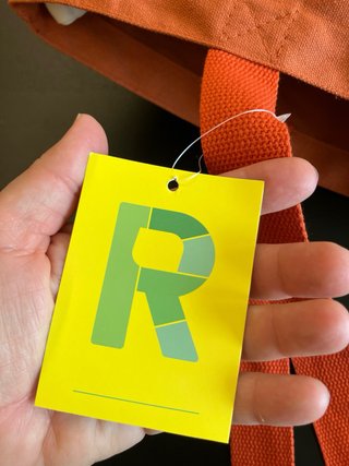 Bolsa de tela grande naranja con etiqueta
