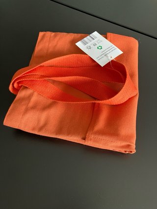 Bolsa de tela grande naranja con etiqueta