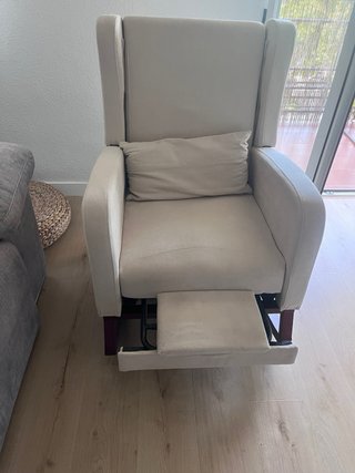 Mecedora beige con reposabrazos ,bolsillos lateral