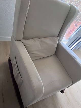 Mecedora beige con reposabrazos ,bolsillos lateral