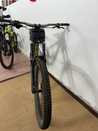 Bicicleta Downhill Saracen Myst