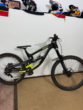 Bicicleta Downhill Saracen Myst