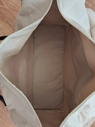 Bolsa de viaje beige y marrón