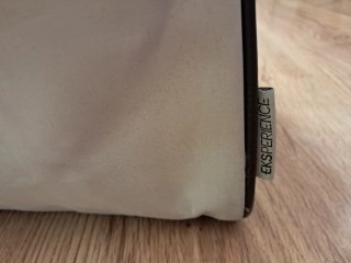 Bolsa de viaje beige y marrón