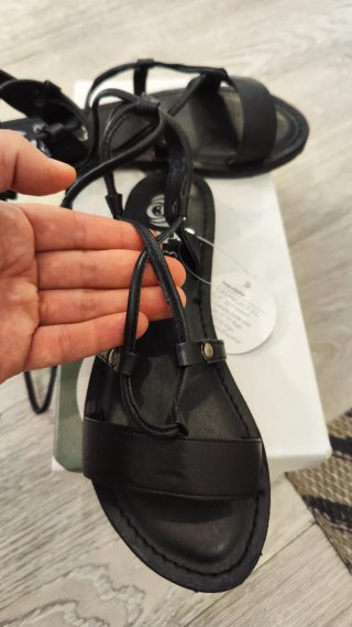 Sandalias romanas negras con cuerdas