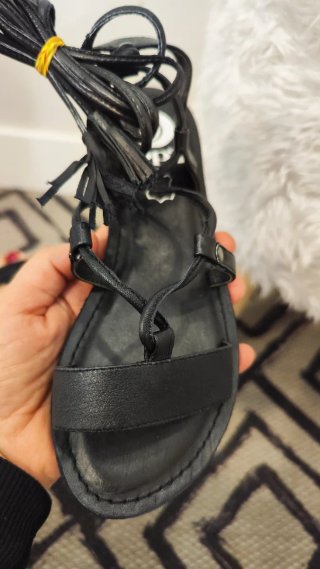 Sandalias romanas negras con cuerdas