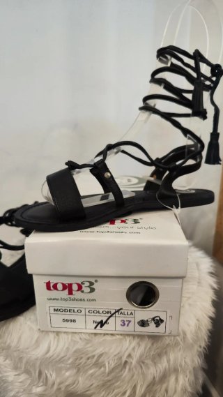 Sandalias romanas negras con cuerdas