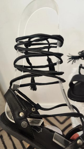 Sandalias romanas negras con cuerdas