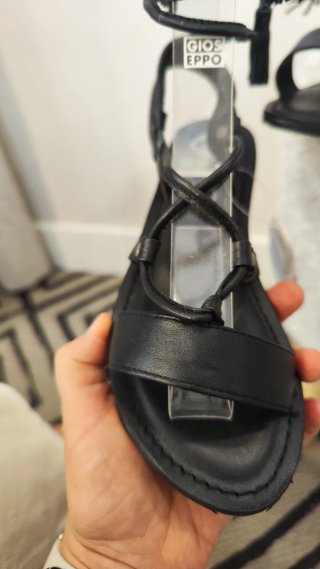 Sandalias romanas negras con cuerdas