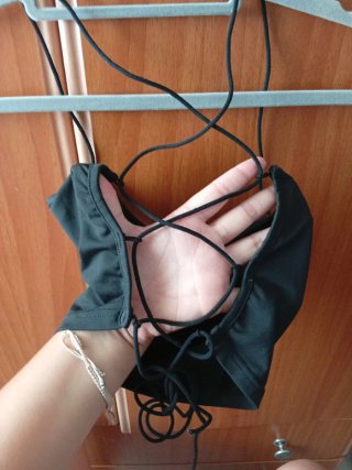 Top corto negro espalda abierta