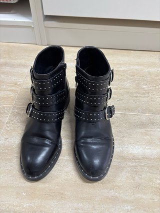 Botines negros bajos con tachuelas y hebillas