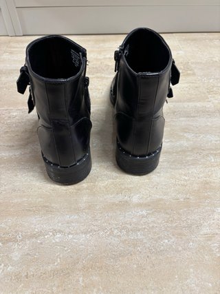 Botines negros bajos con tachuelas y hebillas