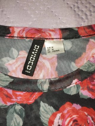Camiseta Rejilla Flores Rojas